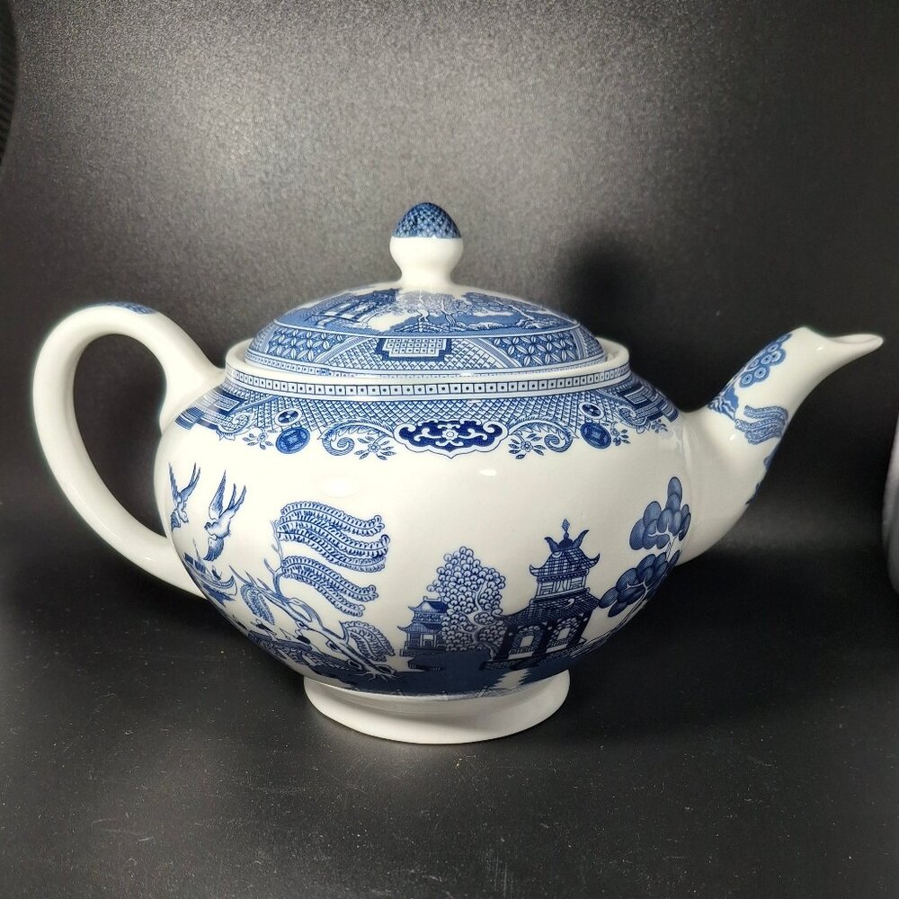 Johnson Brothers Blue Willow Teapot Green 1883 Back stamp Vintage